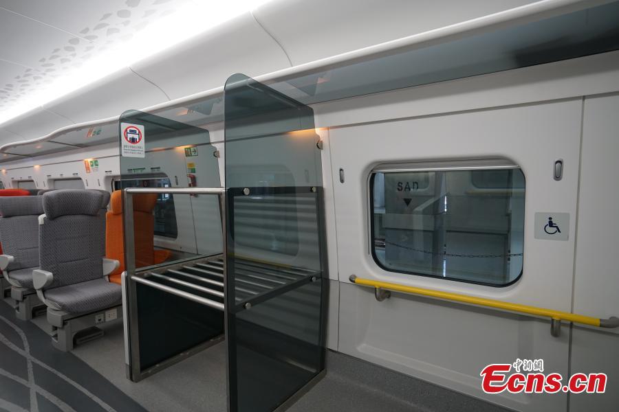 Luggage racks are installed along both sides of the carriage above the seats in the high-speed train used for the Guangzhou-Shenzhen-Hong Kong Express Rail Link, Sept. 23, 2018. A rack for bulky luggage is also available in each compartment. (Photo: China News Service/Zhang Wei)