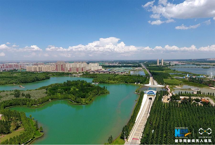 A photo taken Aug 27 shows Xiangshan Lake national wetland park in Zhongwei city, Ningxia Hui autonomous region. (Photo/Xinhua)
In the 1950s, when the desert was around 5 kilometers away, even a gentle breeze would blow dust and sand into the homes of residents in Zhongwei, who have suffered from desertification for decades. Now the situation has improved significantly. Desertification is under control and the distance between the desert and Zhongwei has lengthened to more than 20 kilometers.