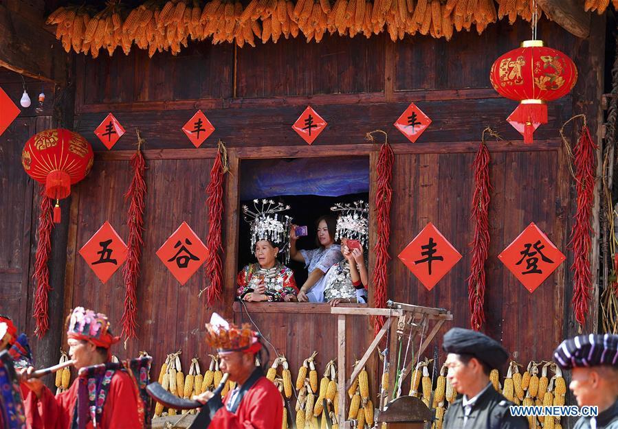 Local people enjoy performance in Qinglong Village of Huayuan County, central China\'s Hunan Province, Sept. 20, 2018. (Xinhua/Long Enze)