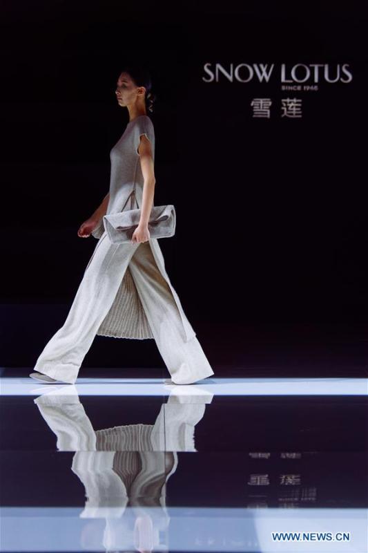 A model presents a creation at the 2018 Beijing Fashion Week in Beijing, capital of China, Sept. 22, 2018. The eight-day fashion week closed here on Saturday. (Xinhua/Liu Jinhai)