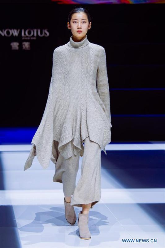 A model presents a creation at the 2018 Beijing Fashion Week in Beijing, capital of China, Sept. 22, 2018. The eight-day fashion week closed here on Saturday. (Xinhua/Liu Jinhai)