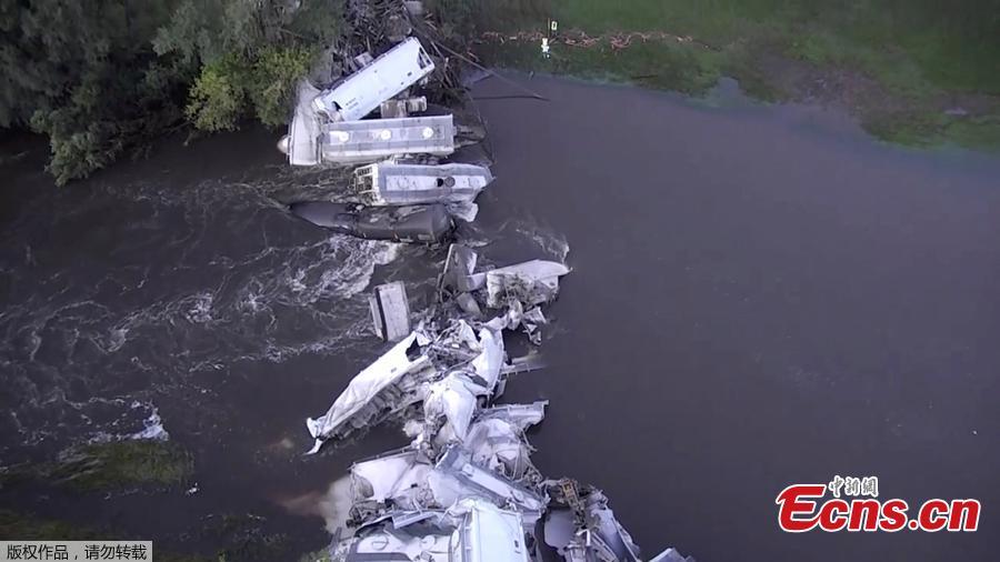 A train derailment near Alton, Iowa, United States is seen in this still image taken from a September 23, 2018 video. The accident demolished a bridge. About 20 cars carrying soybean oil and sand fell into the rain-swollen Floyd River. Authorities say no one was injured. (Photo/Agencies)