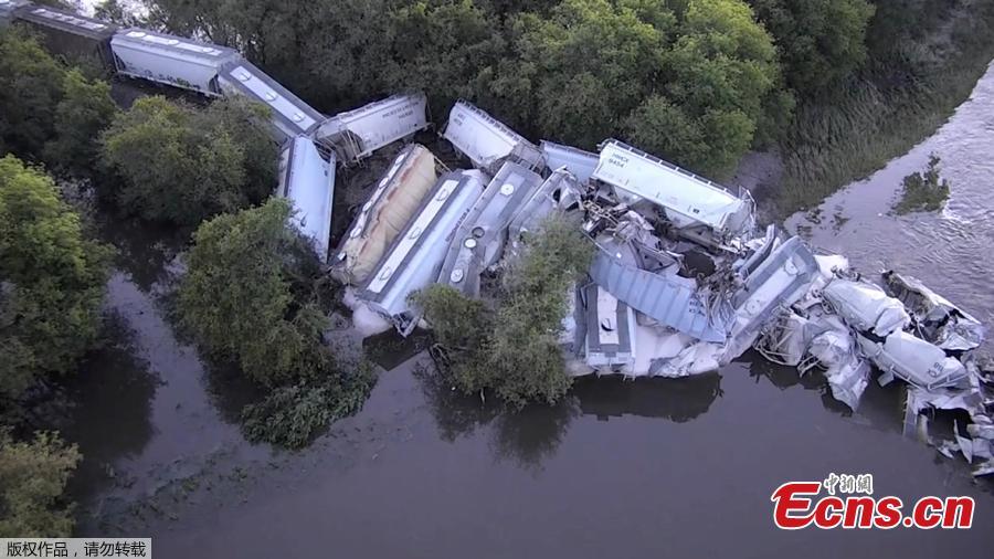 A train derailment near Alton, Iowa, United States is seen in this still image taken from a September 23, 2018 video. The accident demolished a bridge. About 20 cars carrying soybean oil and sand fell into the rain-swollen Floyd River. Authorities say no one was injured. (Photo/Agencies)