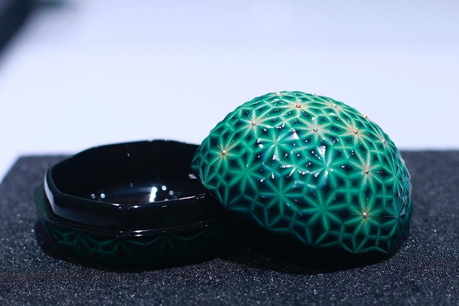 Four prestigious Japanese lacquerware masters recently appeared at the Sheng Sheng Lacquerware Exhibition in Beijing, where they offered a detailed discussion of their aesthetics and artistic expression. (Photo provided to China Daily)
With the earliest known lacquer work discovered in China, and dating back to the Neolithic period, there remains an ongoing debate over the origin of Japanese lacquerware. Some believe that the technique for creating laquerware was introduced to Japan around the time of the Tang Dynasty (618-907), while others argue that it could have been independently discovered during Japan\'s Jomon Period (14,000 ? 300 BC).
Lacquering uses the sap extracted from lacquer trees for the embellishment and protection of predominantly wooden surfaces. As the lacquer solidifies, it forms a water-proof, anti-corrosive layer of varnish, which once made the technique an important process in the manufacture of daily utensils.
The artists introduced their individual specializations, kanshitsu (dry lacquer), raden (mother-of-pearl inlay), chinkin (gold inlay) and maki-e (gold powder decoration), as well as their effort in adapting the traditional techniques in modern artwork creations.