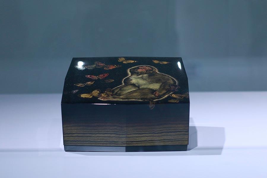 Presented by the ZENA lifestyle and aesthetics platform, the lacquerware exhibition displayed the work of eight representative Japanese artists, following the chronological order of lacquerware\'s development in Japan. (Photo provided to China Daily)
According to Ogura, who specializes in raden and makie, with the recurrent images of plants and flowers, his work represents his reverence for nature. In recent years, he has also been innovating by using maki-e to produce oil paintings.
Similarly, Torige has also been creating artwork using lacquerware. Mainly using the technique of chinkin, he would always come up with a background story for his vivid depictions of animals on his lacquer containers or kitchenware.
Each of the artists also gave a live demonstration of their specialized lacquerware techniques in individual salon sessions.
