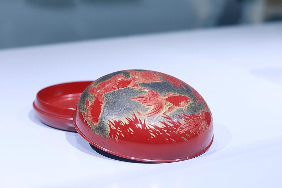 Four prestigious Japanese lacquerware masters recently appeared at the Sheng Sheng Lacquerware Exhibition in Beijing, where they offered a detailed discussion of their aesthetics and artistic expression. (Photo provided to China Daily)
Presented by the ZENA lifestyle and aesthetics platform, the lacquerware exhibition displayed the work of eight representative Japanese artists, following the chronological order of lacquerware\'s development in Japan.
Four of the artists — all full members of the Japan Kogei Association — Norihiko Ogura, Kiyoshi Torige, Tatsuya Matsumoto and Hisaya Tsukiji, arrived at the opening ceremony and explained the techniques and concepts of their work.
