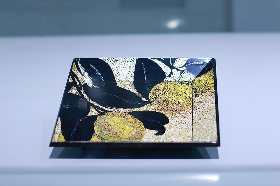 Presented by the ZENA lifestyle and aesthetics platform, the lacquerware exhibition displayed the work of eight representative Japanese artists, following the chronological order of lacquerware\'s development in Japan. (Photo provided to China Daily)