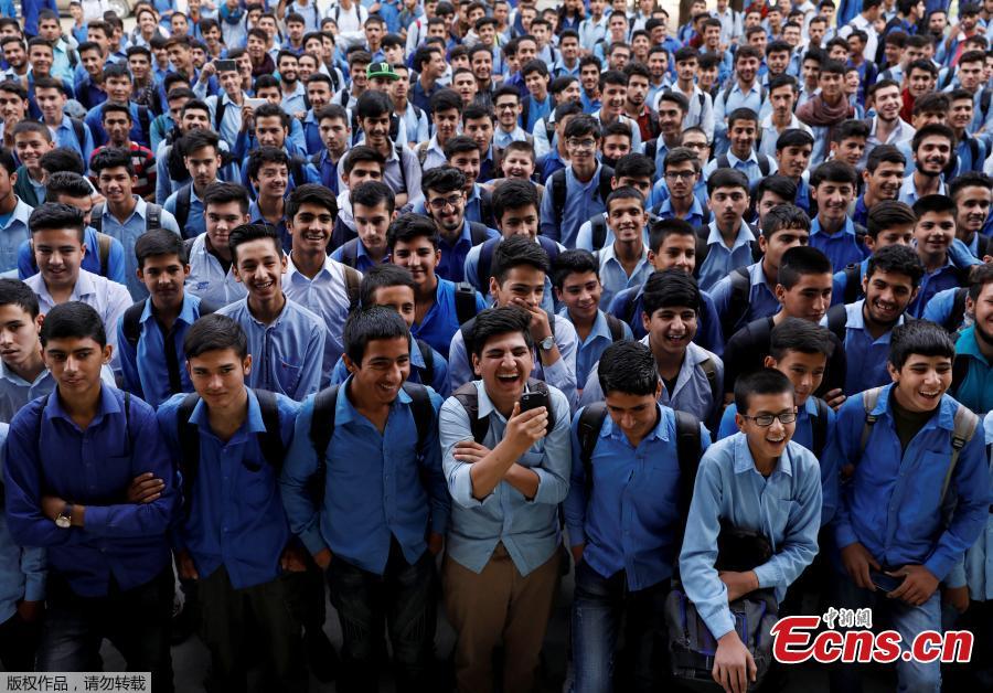 Schoolboys watch Afghanistan\'s Charlie Chaplin, Karim Asir, 25, perform at a school in Kabul, Afghanistan, Sept. 5, 2018. Karim Asir says he has witnessed suicide attacks, explosions and threats from hardline Islamic militant groups, but is determined to waddle and bumble to fulfill the primary goal of his life. (Photo/Agencies)