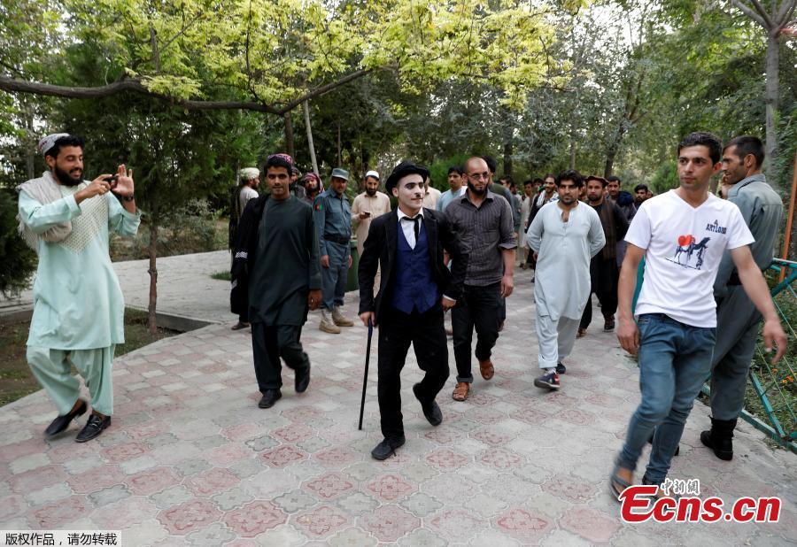 Afghanistan\'s Charlie Chaplin, Karim Asir, 25, walks in Kabul Zoo, Afghanistan, Sept. 4, 2018. Karim Asir says he has witnessed suicide attacks, explosions and threats from hardline Islamic militant groups, but is determined to waddle and bumble to fulfill the primary goal of his life. (Photo/Agencies)