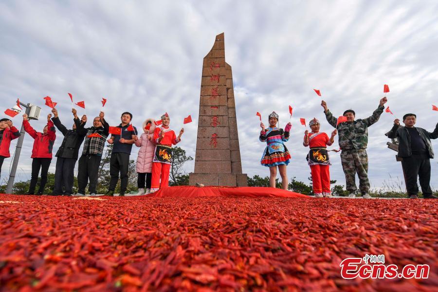 Farmers use eight tons of freshly-harvested peppers and corn to create a giant national flag on the top of Longquan Mountain in Zhejiang Province, Sept. 26, 2018, as part of harvest celebrations. The flag measured 10 meters in length and was 6.6 meters wide. The mountain is the highest peak in the Yangtze River Delta. (Photo: China News Service/Yang Yong)