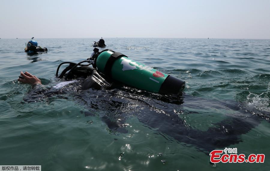 Saudi female diver Maryam Ahmed Al-Moalem submerges in the sea at Half Moon Beach open-water dive site in Dhahran, Saudi Arabia, Sept. 15, 2018. (Photo/Agencies)