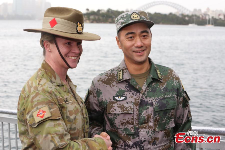 Servicewomen from China and Australia during a joint military training exercise called Exercise Pandaroo 2018 in Sydney, Australia, Sept. 26, 2018. Ten members from each of the two countries\' armies participated in the training. (Photo: China News Service/Tao Shelan)