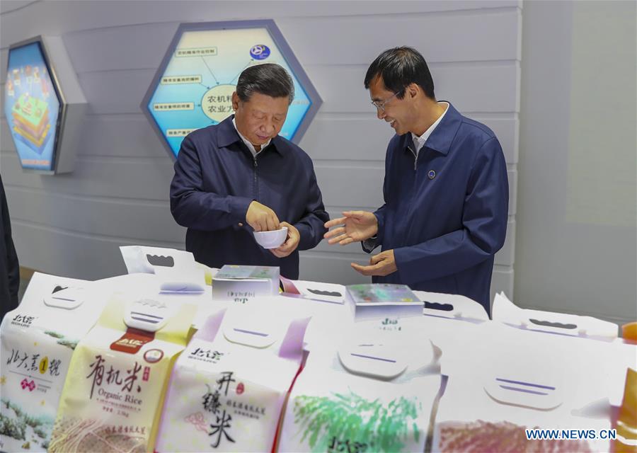 Chinese President Xi Jinping, also general secretary of the Communist Party of China (CPC) Central Committee and chairman of the Central Military Commission, checks the products at Beidahuang precision agriculture and agricultural machinery center, northeast China\'s Heilongjiang Province, Sept. 25, 2018. Xi started an inspection tour in Heilongjiang on Tuesday. (Xinhua/Xie Huanchi)