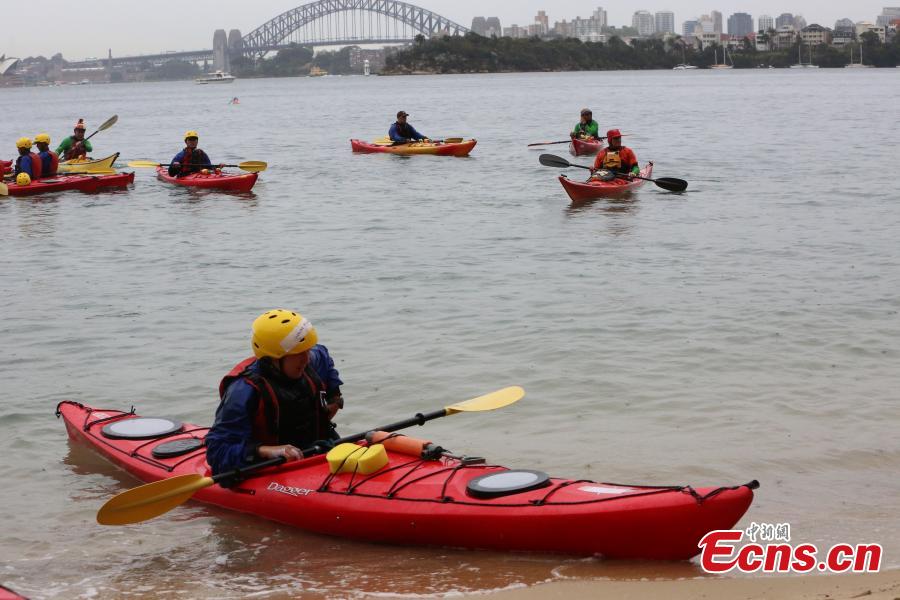 Servicewomen from China and Australia during a joint military training exercise called Exercise Pandaroo 2018 in Sydney, Australia, Sept. 26, 2018. Ten members from each of the two countries\' armies participated in the training. (Photo: China News Service/Tao Shelan)