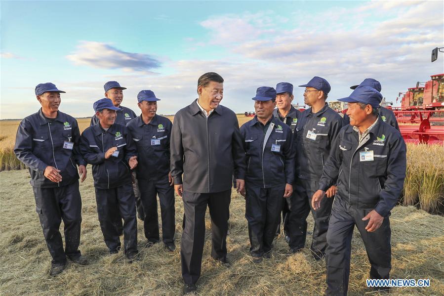 Chinese President Xi Jinping, also general secretary of the Communist Party of China (CPC) Central Committee and chairman of the Central Military Commission, talks with workers at Qixing farm, northeast China\'s Heilongjiang Province, Sept. 25, 2018. Xi started an inspection tour in Heilongjiang on Tuesday. (Xinhua/Xie Huanchi)