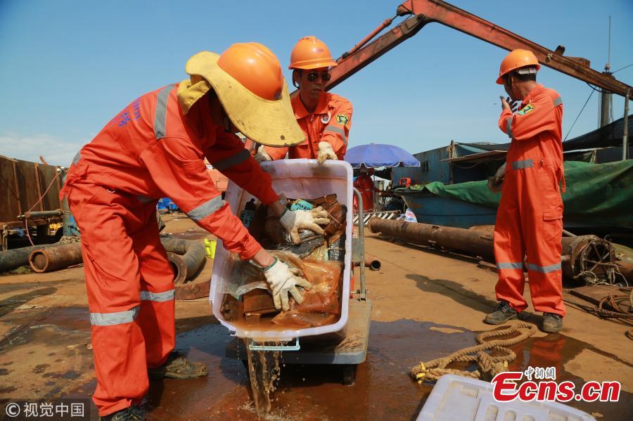 Relics found from the warship Jingyuan, sunk by the Japanese navy during the Sino-Japanese War (1894-1895), are transported at a beach in Zhuanghe City, Northeast China’s Liaoning Province, Sept. 25, 2018. Underwater investigation found more than 500 items made of iron, glass, porcelain, leather and other materials. Archeologists identified the shipwreck from a plate carrying the warship\'s name after it was found on the seabed 12 meters underwater with its main body covered in sludge on Sept. 15. (Photo/VCG)