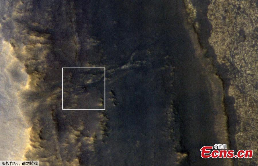 This September 20, 2018, image obtained from NASA\'s Jet Propulsion Laboratory shows the Opportunity rover as a blip in the center of the square. The image taken by HiRISE, a high-resolution camera onboard NASA\'s Mars Reconnaissance Orbiter, shows the dust storm over Perseverance Valley has substantially cleared. NASA announced on September 25, 2018, that the Mars Reconnaissance Orbiter had photographed the area where Opportunity has been hibernating since a gigantic dust storm erupted in June, so gigantic it has engulfed the entire red planet for months. (Photo/Agencies)