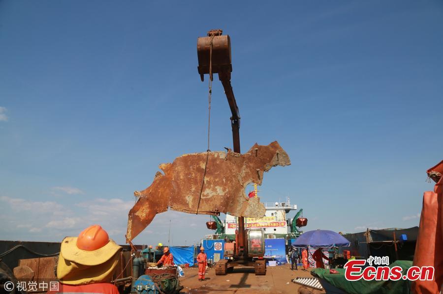 Relics found from the warship Jingyuan, sunk by the Japanese navy during the Sino-Japanese War (1894-1895), are transported at a beach in Zhuanghe City, Northeast China’s Liaoning Province, Sept. 25, 2018. Underwater investigation found more than 500 items made of iron, glass, porcelain, leather and other materials. Archeologists identified the shipwreck from a plate carrying the warship\'s name after it was found on the seabed 12 meters underwater with its main body covered in sludge on Sept. 15. (Photo/VCG)