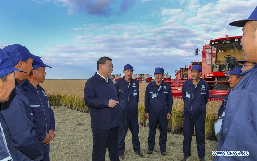 Chinese President Xi Jinping, also general secretary of the Communist Party of China (CPC) Central Committee and chairman of the Central Military Commission, talks with workers at Qixing farm, northeast China\'s Heilongjiang Province, Sept. 25, 2018. Xi started an inspection tour in Heilongjiang on Tuesday. (Xinhua/Xie Huanchi)