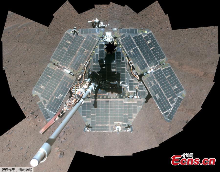 This self-portrait of NASA\'s Mars Exploration Rover Opportunity released by NASA on April 17, 2014 shows the effects of wind events that had cleaned much of the accumulated dust off the rover\'s solar panels. It combines multiple frames taken by Opportunity\'s panoramic camera (Pancam) through three different color filters March 22 through March 24, 2014, the 3,611th through 3,613th Martian days, or sols, of Opportunity\'s work on Mars. With the cleaner arrays and lengthening winter days, Opportunity\'s solar arrays are generating more than 620 watt-hours per day in mid-April 2014, compared to less than 375 watt-hours per day in January 2014. (Photo/Agencies)
