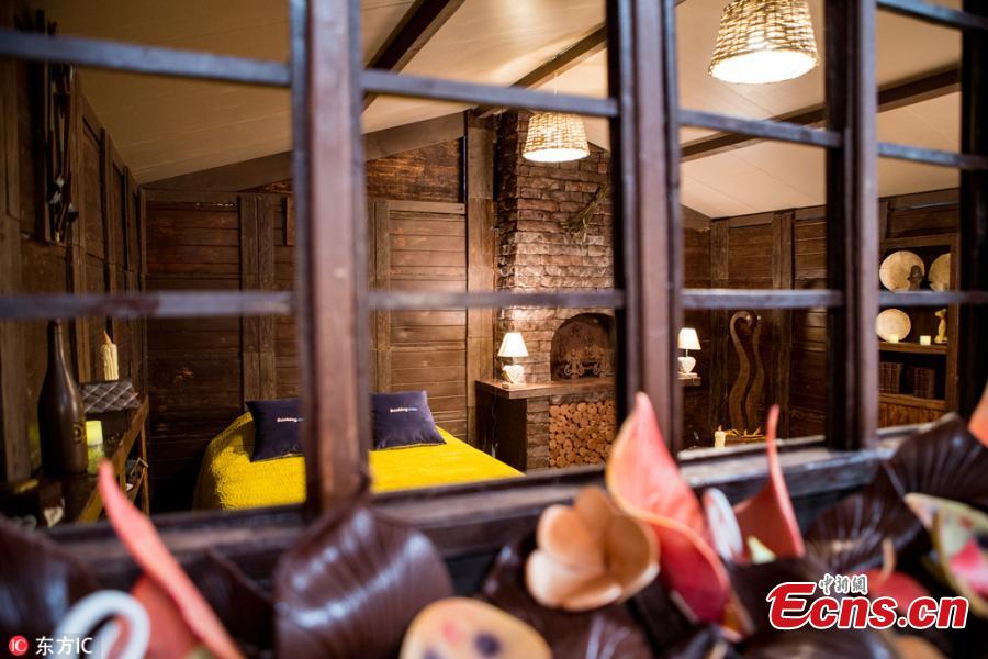Artisan chocolatier Jean-Luc Decluzeau has designed and produced an 18-square-meter cottage made from 1.5 tons of chocolate in Sévres, France. It costs 50 euros per night and is only available on select dates. The cottage can accommodate up to four guests. (Photo/IC)