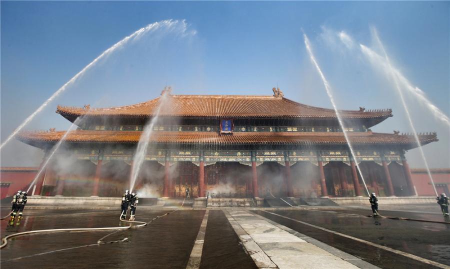 Drills are staged frequently at the Palace Museum in Beijing, where a team is stationed by the east gate to keep watch for fire in turn 24 hours a day. (Photo/CHINA DAILY)
Urgent situations
On Sept. 7, four days after the inferno in Rio, the State Administration of Cultural Heritage issued a notice urging museums nationwide to learn from the Brazilian blaze and improve awareness of protecting their collections.
The notice instructed museums to check their fire alarms, investigate whether their power lines are out of date, assign personnel to supervise fire prevention, and include this work in an overall evaluation system.
Devastating fires at Chinese museums are not common, the most recent major accident being a fire in 1994 at a museum in Jilin city, Northeast China\'s Jilin province. Two lives and thousands of cultural relics were lost.
However, a conference held by the State Administration of Cultural Heritage and the Ministry of Emergency Management on Sept 13 gave little room for optimism.
Liu Yuzhu, director of the administration, said: \