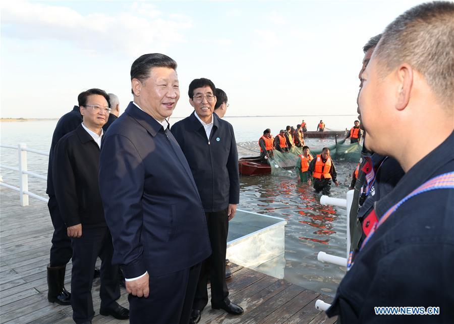 Chinese President Xi Jinping, also general secretary of the Communist Party of China (CPC) Central Committee and chairman of the Central Military Commission, talks with fishermen as he visits the Chagan Lake in Songyuan, northeast China\'s Jilin Province, Sept. 26, 2018. Xi inspected Songyuan on Wednesday. (Xinhua/Ju Peng)