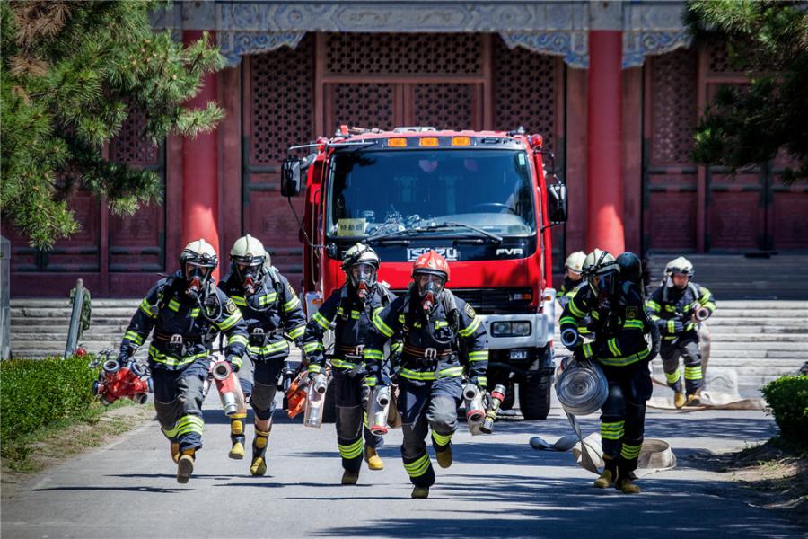 Drills are staged frequently at the Palace Museum in Beijing, where a team is stationed by the east gate to keep watch for fire in turn 24 hours a day. (Photo/CHINA DAILY)
50-strong prevention team keeps close watch on landmark
They are likely to go unnoticed by the multitude of visitors who pass the Donghuamen, or East Prosperity Gate, at Beijing\'s Palace Museum, also known as the Forbidden City.
A force of about 50 firefighters stationed in a courtyard by the east gate of the former imperial palace keeps watch around the clock for what is probably the biggest potential enemy of the world\'s largest wooden architectural complex: fire.
Du Yandong, 28, who leads a unit in the Tiananmen Fire Squadron, has lived in the Forbidden City for eight years.
On Sept. 3, he read that the 200-year-old National Museum of Brazil in Rio de Janeiro had been gutted by fire. More than 90 percent of the 20 million artifacts collected by one of the largest natural history and anthropology museums in the Americas was destroyed.
\