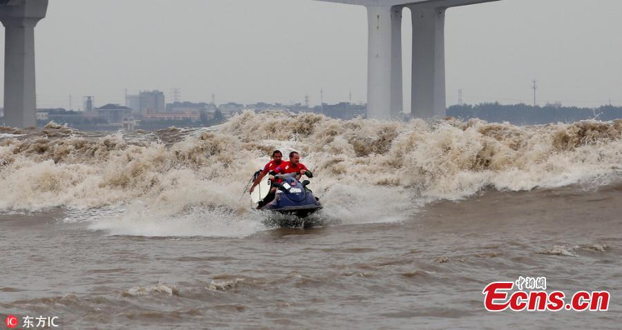 A jet ski on the Qiantang River in Hangzhou City, East China’s Zhejiang Province, Sept. 26, 2018. More than 100 participants from 11 countries including China, Spain, Australia, the United States, South Africa, Brazil, France and Indonesia participated in the surfing competition. The tidal bores on the river have become a popular tourist attraction in China. (Photo/IC)