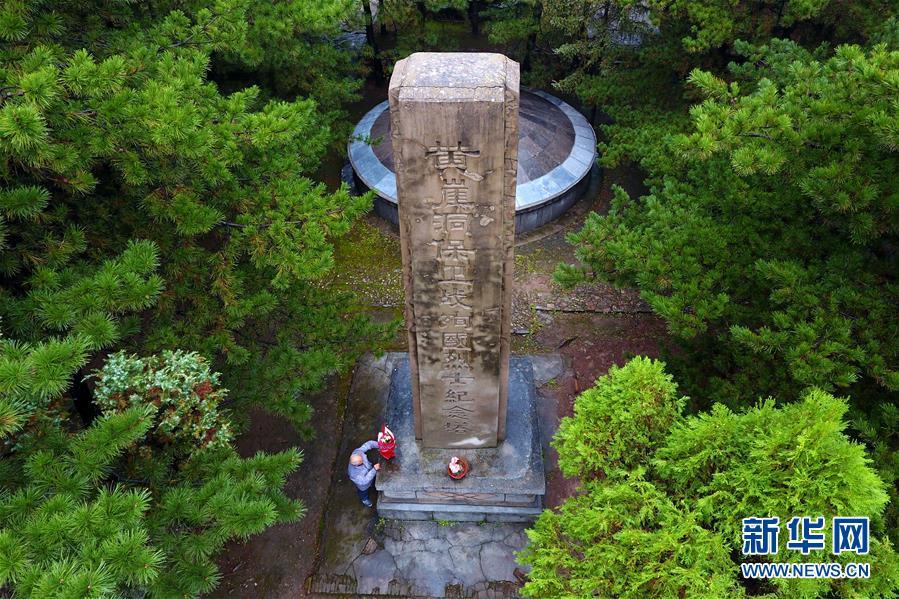 A drone photo shows Zhao Naitang, 73, working at the Huangyadong Martyrs Cemetery in Licheng County, North China’s Shanxi Province, Sept. 19, 2018. Huangyadong used to be an arsenal of the Eighth Route Army and a battlefield during the Chinese People\'s War of Resistance against Japanese Aggression. Zhao has been the custodian at the cemetery, where 44 martyrs were buried, since 1991. (Photo/Xinhua)