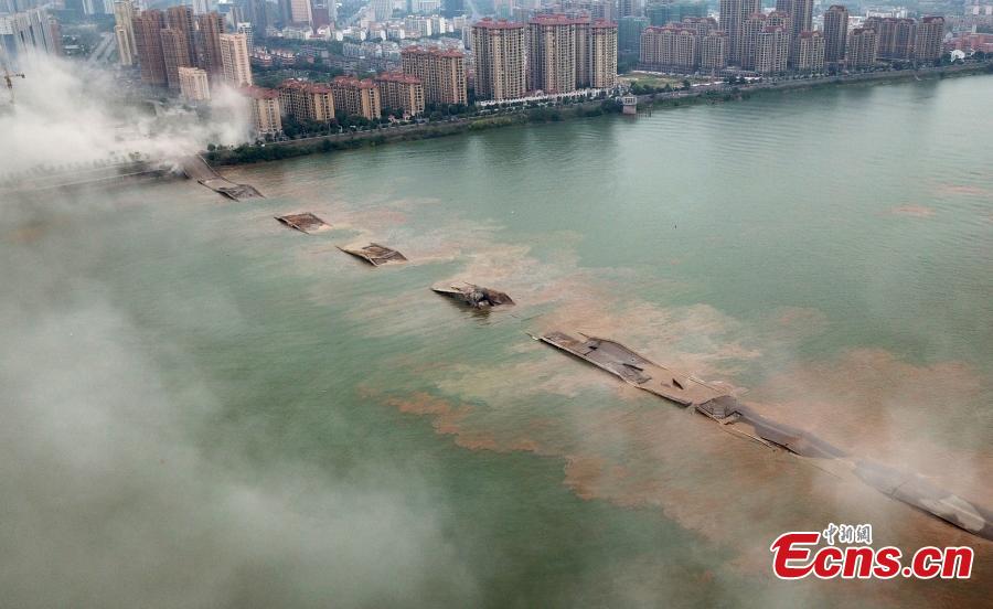 An old bridge is demolished in a controlled explosion in Ji’an City, East China’s Jiangxi Province, Sept. 28, 2018. The bridge, 1,577 meters long and 19.5 meters wide, fell into disrepair after heavy traffic amid rapid economic growth. (Photo: China News Service/Hong Yi)