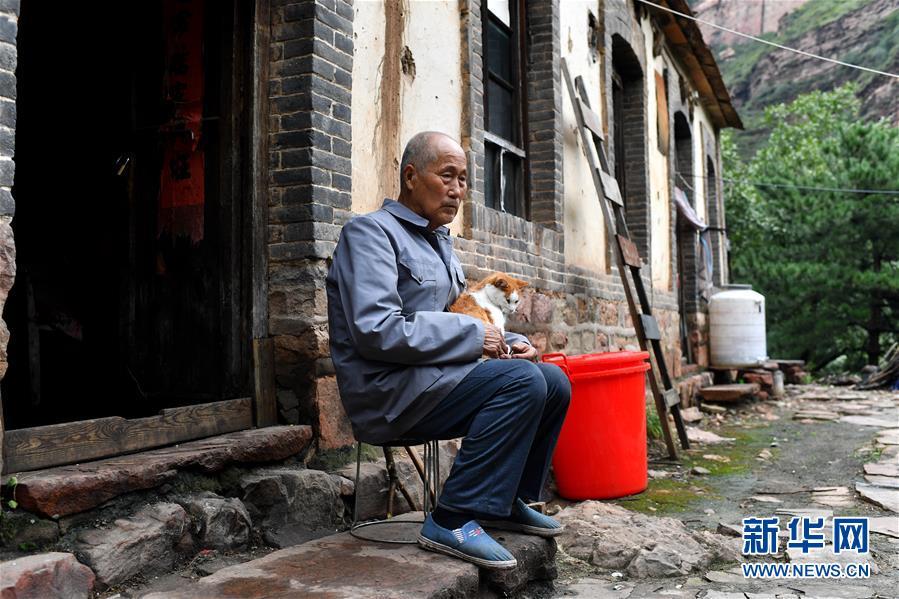 Zhao Naitang, 73, takes a break at the Huangyadong Martyrs Cemetery in Licheng County, North China’s Shanxi Province, Sept. 20, 2018. Huangyadong used to be an arsenal of the Eighth Route Army and a battlefield during the Chinese People\'s War of Resistance against Japanese Aggression. Zhao has been the custodian at the cemetery, where 44 martyrs were buried, since 1991. (Photo/Xinhua)