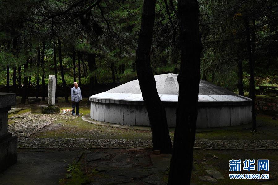 Zhao Naitang, 73, works at the Huangyadong Martyrs Cemetery in Licheng County, North China’s Shanxi Province, Sept. 20, 2018. Huangyadong used to be an arsenal of the Eighth Route Army and a battlefield during the Chinese People\'s War of Resistance against Japanese Aggression. Zhao has been the custodian at the cemetery, where 44 martyrs were buried, since 1991. (Photo/Xinhua)