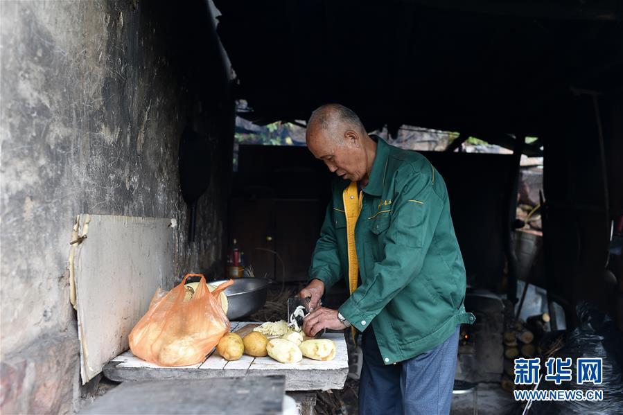 Zhao Naitang, 73, cooks lunch for himself at the Huangyadong Martyrs Cemetery in Licheng County, North China’s Shanxi Province, Sept. 18, 2018. Huangyadong used to be an arsenal of the Eighth Route Army and a battlefield during the Chinese People\'s War of Resistance against Japanese Aggression. Zhao has been the custodian at the cemetery, where 44 martyrs were buried, since 1991. (Photo/Xinhua)