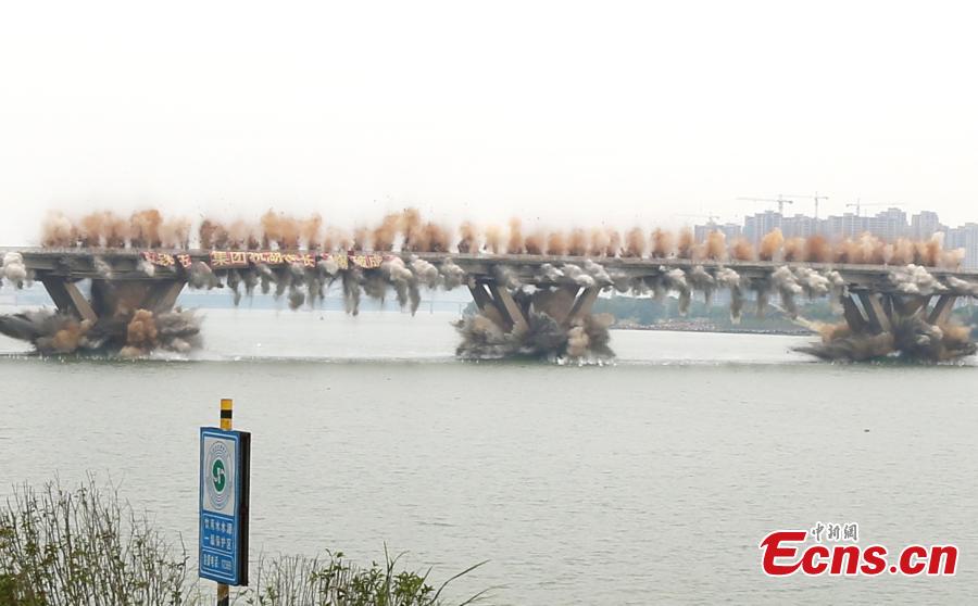 An old bridge is demolished in a controlled explosion in Ji’an City, East China’s Jiangxi Province, Sept. 28, 2018. The bridge, 1,577 meters long and 19.5 meters wide, fell into disrepair after heavy traffic amid rapid economic growth. (Photo: China News Service/Hong Yi)