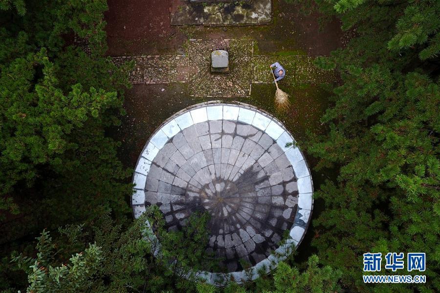 A drone photo shows Zhao Naitang, 73, working at the Huangyadong Martyrs Cemetery in Licheng County, North China’s Shanxi Province, Sept. 20, 2018. Huangyadong used to be an arsenal of the Eighth Route Army and a battlefield during the Chinese People\'s War of Resistance against Japanese Aggression. Zhao has been the custodian at the cemetery, where 44 martyrs were buried, since 1991. (Photo/Xinhua)
