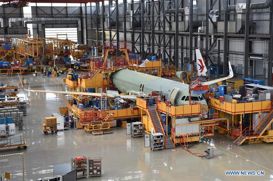 Staff members work at Airbus\' Tianjin final assembly line for the A320-family of jets in north China\'s Tianjin, Sept. 27, 2018. From the time it was established in 2008 until the end of this August, the Tianjin final assembly line assembled and delivered a total of 378 A320s. (Xinhua/Li Ran)