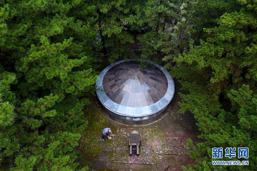A drone photo shows Zhao Naitang, 73, working at the Huangyadong Martyrs Cemetery in Licheng County, North China’s Shanxi Province, Sept. 19, 2018. Huangyadong used to be an arsenal of the Eighth Route Army and a battlefield during the Chinese People\'s War of Resistance against Japanese Aggression. Zhao has been the custodian at the cemetery, where 44 martyrs were buried, since 1991. (Photo/Xinhua)