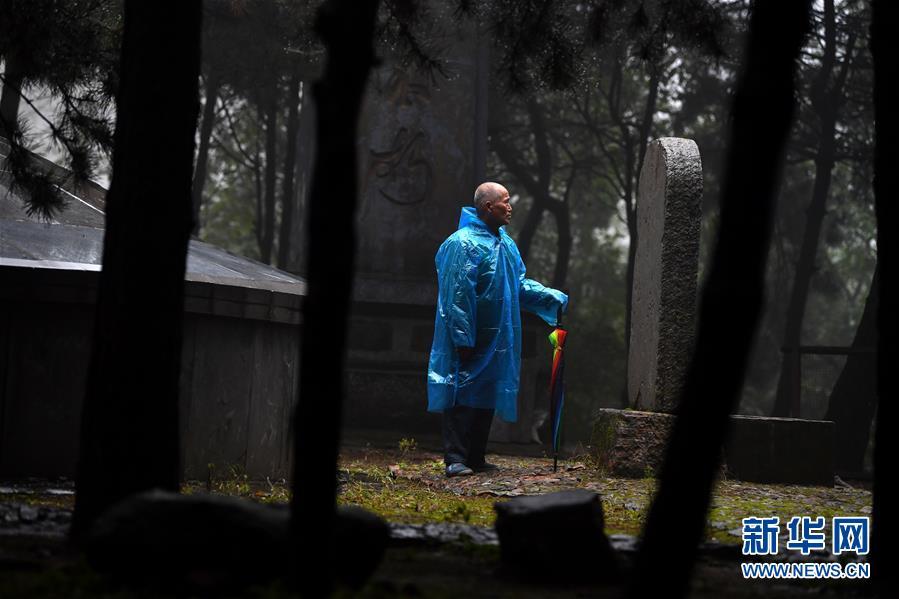 Zhao Naitang,73, works at the Huangyadong Martyrs Cemetery in Licheng County, North China’s Shanxi Province, Sept. 18, 2018. Huangyadong used to be an arsenal of the Eighth Route Army and a battlefield during the Chinese People\'s War of Resistance against Japanese Aggression. Zhao has been the custodian at the cemetery, where 44 martyrs were buried, since 1991. (Photo/Xinhua)