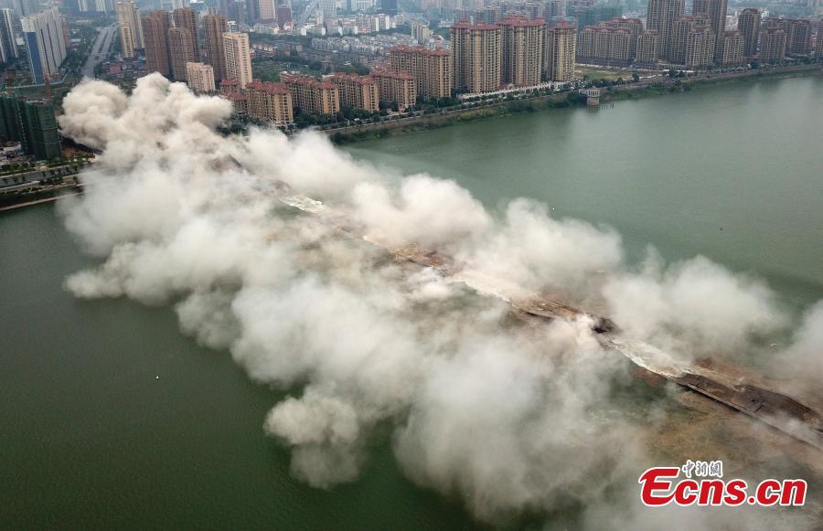 An old bridge is demolished in a controlled explosion in Ji’an City, East China’s Jiangxi Province, Sept. 28, 2018. The bridge, 1,577 meters long and 19.5 meters wide, fell into disrepair after heavy traffic amid rapid economic growth. (Photo: China News Service/Hong Yi)