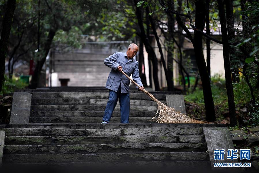 Zhao Naitang, 73, works at the Huangyadong Martyrs Cemetery in Licheng County, North China’s Shanxi Province, Sept. 20, 2018. Huangyadong used to be an arsenal of the Eighth Route Army and a battlefield during the Chinese People\'s War of Resistance against Japanese Aggression. Zhao has been the custodian at the cemetery, where 44 martyrs were buried, since 1991. (Photo/Xinhua)