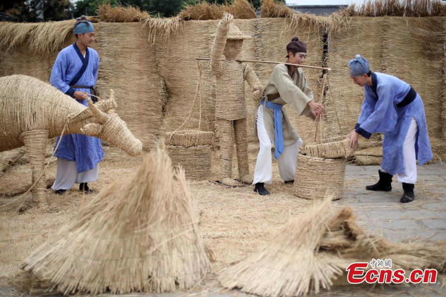 A straw labyrinth at Chunqiu Yancheng, the remains of an ancient city from the Spring and Autumn period (770?476 bc) in Changzhou City, East China’s Jiangsu Province, Sept. 28, 2018. Performers in traditional costumes showed ancient agricultural practices and entertained visitors in the maze built with straw bales. (Photo: China News Service/Yang Bo)