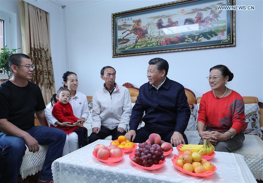 Chinese President Xi Jinping, also general secretary of the Communist Party of China (CPC) Central Committee and chairman of the Central Military Commission, visits Donghuayuan, a resettlement community for residents from coal-mining area in Fushun, northeast China\'s Liaoning Province, Sept. 28, 2018. (Xinhua/Ju Peng)