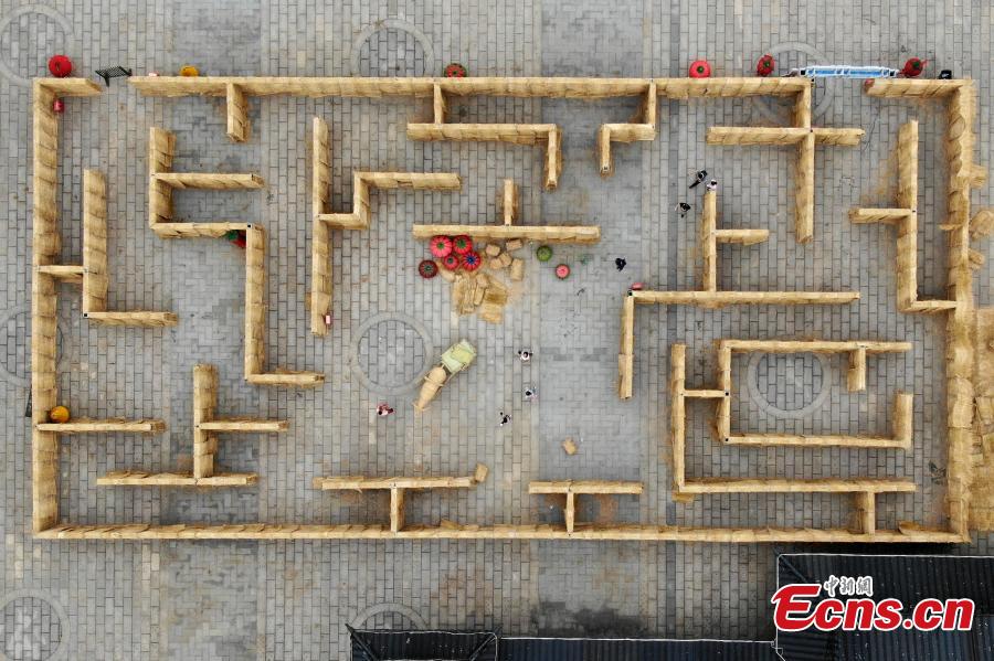 A straw labyrinth at Chunqiu Yancheng, the remains of an ancient city from the Spring and Autumn period (770?476 bc) in Changzhou City, East China’s Jiangsu Province, Sept. 28, 2018. Performers in traditional costumes showed ancient agricultural practices and entertained visitors in the maze built with straw bales. (Photo: China News Service/Yang Bo)
