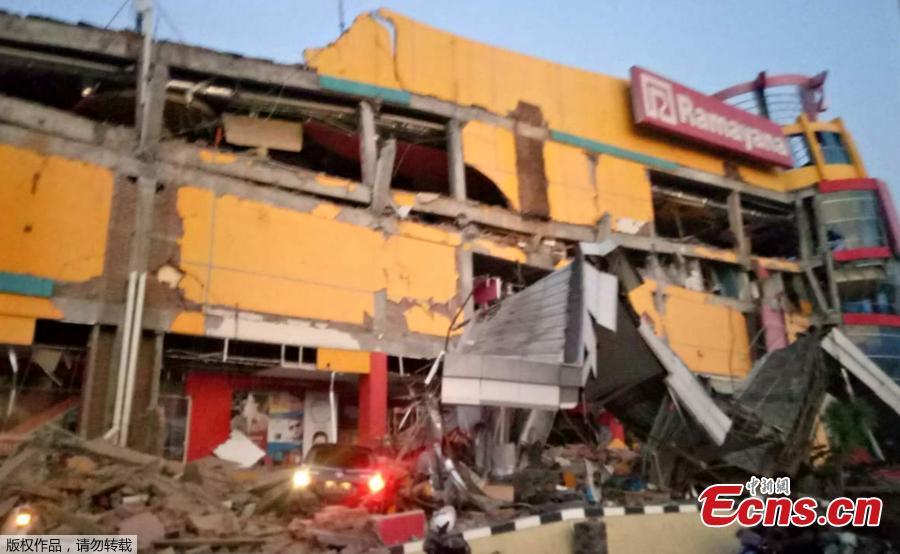 A handout photo made available by the Indonesian National Board for Disaster Management (BNPB) shows a collapsed shopping mall after a 7.7 magnitude earthquake that hit in Donggala, Central Sulawesi, Indonesia, Sept. 28, 2018. A tsunami caused deaths when it hit a small city on the Indonesian island of Sulawesi on Friday after a major quake, collapsing buildings and cutting off power, officials said, although the exact number of casualties was not clear.(Photo/Agencies)