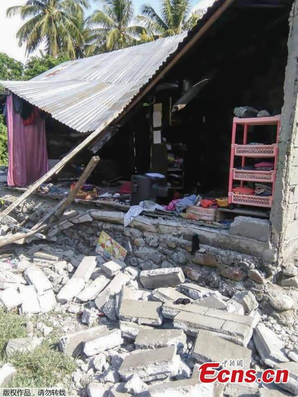 A handout photo made available by the Indonesian National Board for Disaster Management (BNPB) shows a collapsed house after an earthquake that hit in Donggala, Central Sulawesi, Indonesia, Sept. 28, 2018. A tsunami caused deaths when it hit a small city on the Indonesian island of Sulawesi on Friday after a major quake, collapsing buildings and cutting off power, officials said, although the exact number of casualties was not clear.(Photo/Agencies)