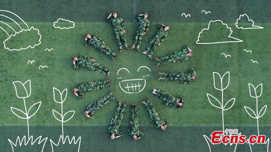 Drone photos show freshmen students of Fujian Normal University posing to form different patterns to mark their military training experience in Fuzhou City, East China’s Fujian Province. A total of 128 students lied on the ground or stood up to form numbers, Chinese characters and images in the creation. (Photo: China News Service/Chen Kekan)