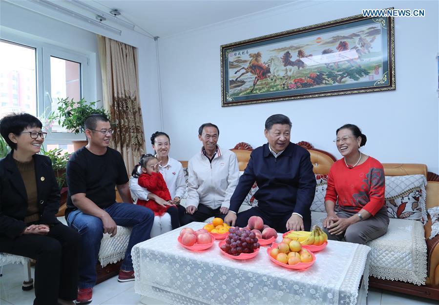 Chinese President Xi Jinping, also general secretary of the Communist Party of China (CPC) Central Committee and chairman of the Central Military Commission, visits Donghuayuan, a resettlement community for residents from coal-mining area in Fushun, northeast China\'s Liaoning Province, Sept. 28, 2018. (Xinhua/Ju Peng)