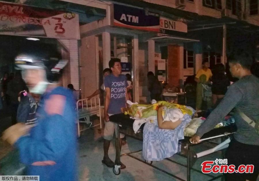 A patient is evacuated from a hospital following a strong earthquake in Poso, central Sulawesi, Indonesia, Sept. 28, 2018. A tsunami caused deaths when it hit a small city on the Indonesian island of Sulawesi on Friday after a major quake, collapsing buildings and cutting off power, officials said, although the exact number of casualties was not clear.(Photo/Agencies)