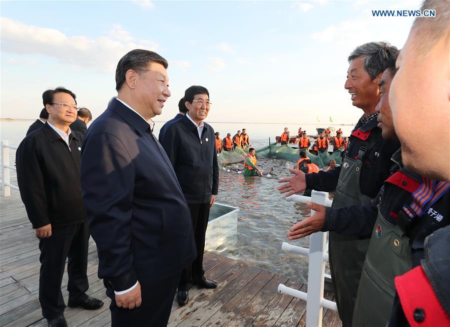 Chinese President Xi Jinping, also general secretary of the Communist Party of China (CPC) Central Committee and chairman of the Central Military Commission, talks with fishermen as he visits the Chagan Lake in Songyuan, northeast China\'s Jilin Province, Sept. 26, 2018. Xi has stressed the revitalization of China\'s northeast region with fresh efforts during a research trip from Sept. 25 to 28 to the provinces of Heilongjiang, Jilin and Liaoning, and presided over a symposium on advancing revitalization of northeast China on Friday. (Xinhua/Ju Peng)